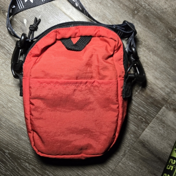 Adidas Small‎ Crossbody Bag  In Red & Black With Adjustable Strap NwOT - Picture 2 of 9